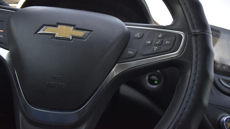 Bližnji posnetek črnega Chevroletovega volana istega leta Malibus, vključen v ugotovitve NHTSA.