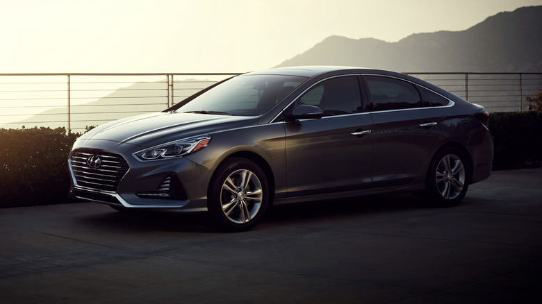 Hyundai Sonata na megleni gorski cesti