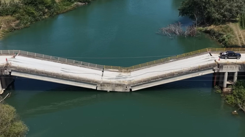 Podirajoč se most v Larissi v Grčiji.