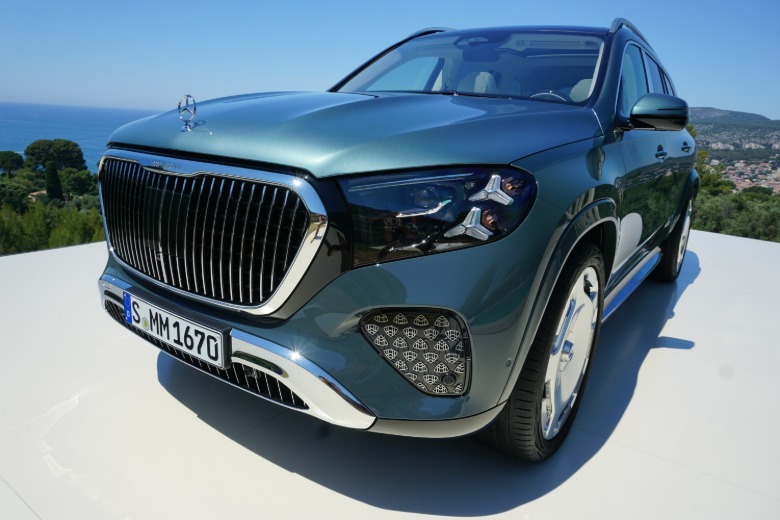2027 Mercedes-Maybach GLS680 pogled spredaj 3/4