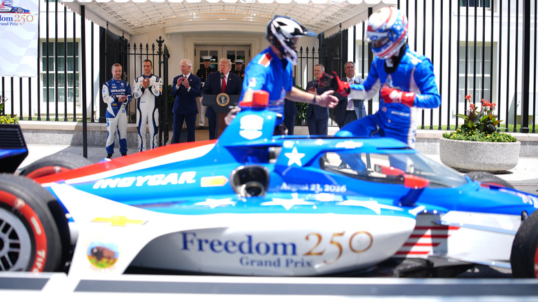 WASHINGTON, DC - 13. JULIJ: Ameriški predsednik Donald Trump govori kot (LR) zmagovalec dirke Indianapolis 500 Felix Rosenqvist, aktualni prvak serije IndyCar Alex Palou, predsednik Freedom 250 Grand Prix Bud Denker si ogledajo razstavo Freedom 250 Grand Prix na West Executive Avenue med zahodnim krilom Bele hiše in izvršnim uradom Eisenhowerja. Zgradba 13. julija 2026 v Washingtonu, DC. Avtomobilska dirka IndyCar Freedom 250 Grand Prix, 22. in 23. avgusta v National Mallu, je del praznovanja ameriške 250. obletnice. (Fotografija Andrewa Harnika/Getty Images)