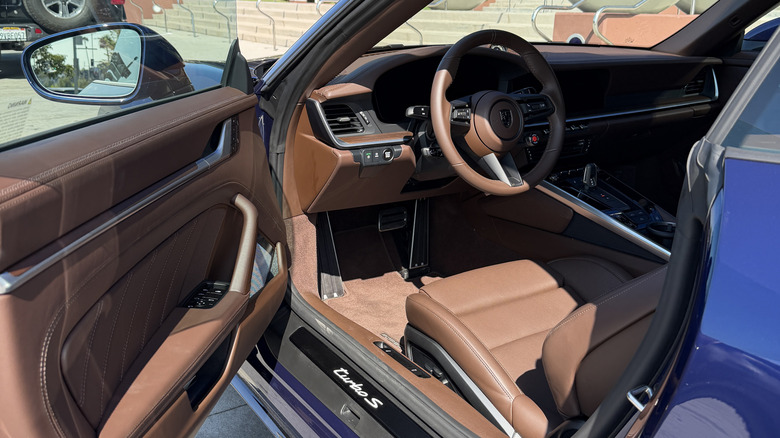 Notranjost kabrioleta Porsche 911 Turbo S T-Hybrid iz leta 2026