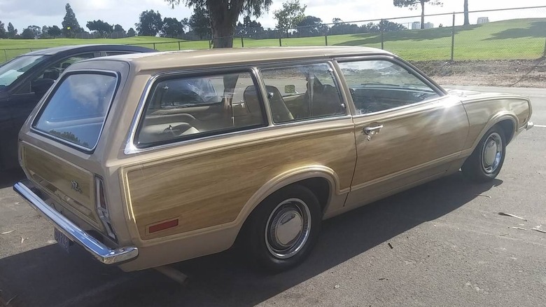 Tričetrtinska slika zadnjega dela karavana Ford Pinto Squire iz leta 1972