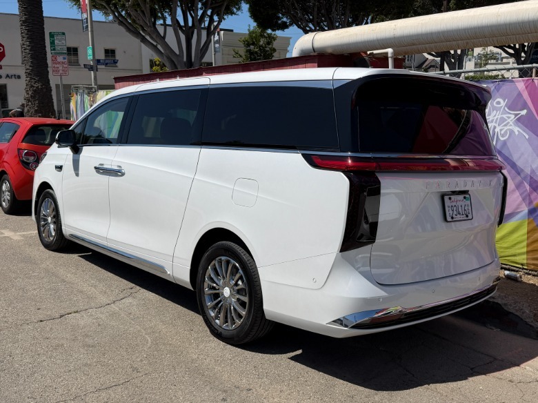 Pogled od zadaj 3/4 belega Faraday Future FX Super One