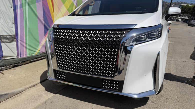 Sprednji del belega Faraday Future FX Super One