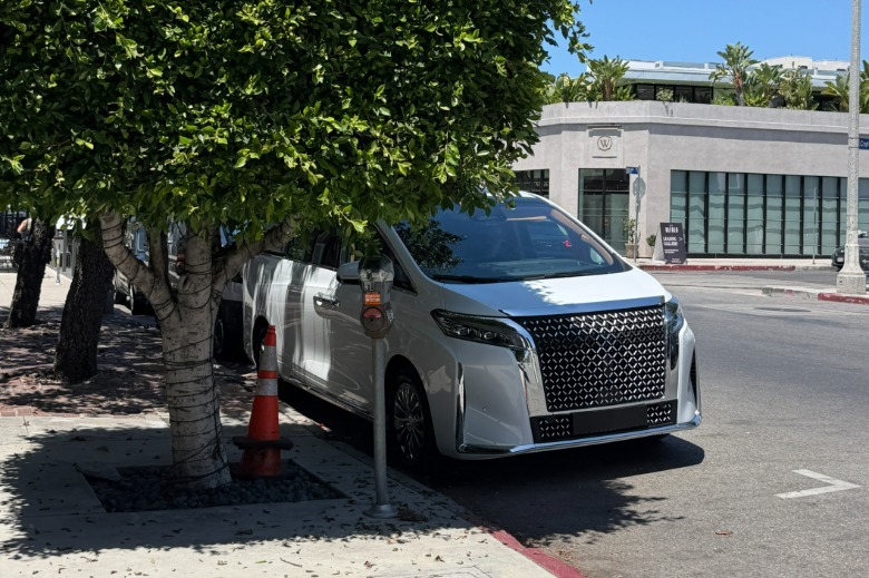 Bel Faraday Future FX Super One, ki se skriva za drevesom