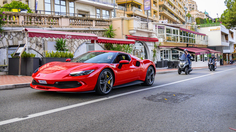 Ferrari 296 na vožnji po Italiji