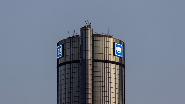 Logotip GM na Detroit ren cen