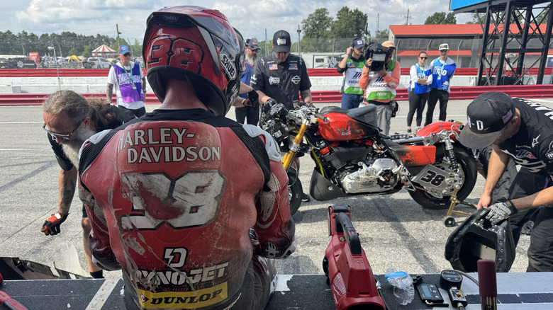 Bradley Smith čaka na popravilo svojega kolesa