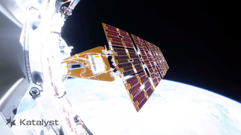 Pogled na krov satelita Katalyst Link v orbiti