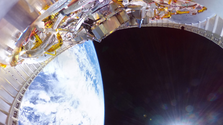 Pogled na krov satelita Katalyst Link v orbiti