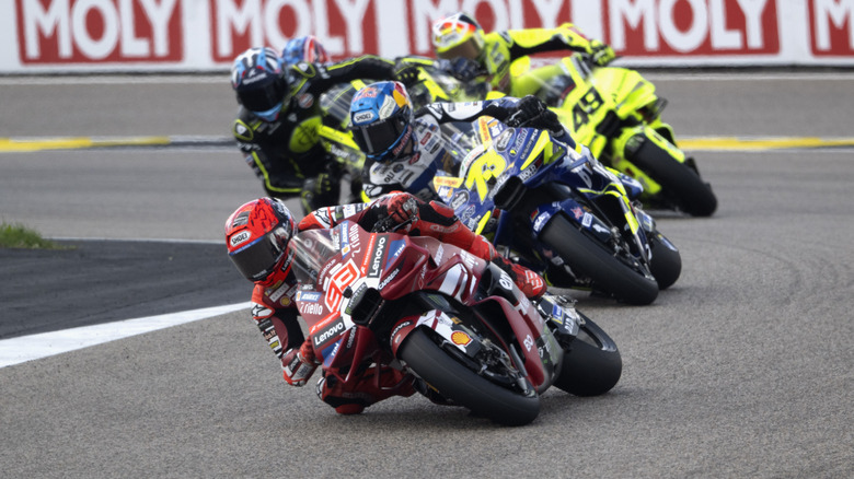 HOHENSTEIN-ERNSTTHAL, NEMČIJA - 12. JULIJ: Marc Marquez iz Španije in ekipe Ducati Lenovo vodi na dirki MotoGP med MotoGP Nemčije - Dirka na dirkališču Sachsenring 12. julija 2026 v Hohenstein-Ernstthalu v Nemčiji. (Fotografija Mirco Lazzari gp/Getty Images)