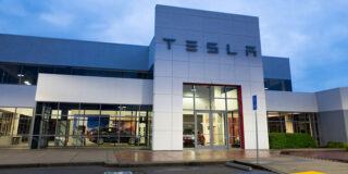 Testni voznik, ki je trčil v Teslo v Salon, je bil neučinkovito pripravljen za vožnjo električnih vozil, tožba