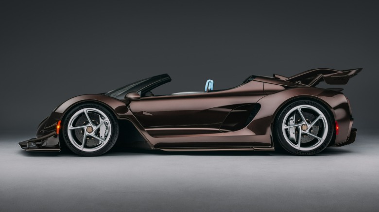 Stranski pogled na rjavi Czinger 21C Spyder