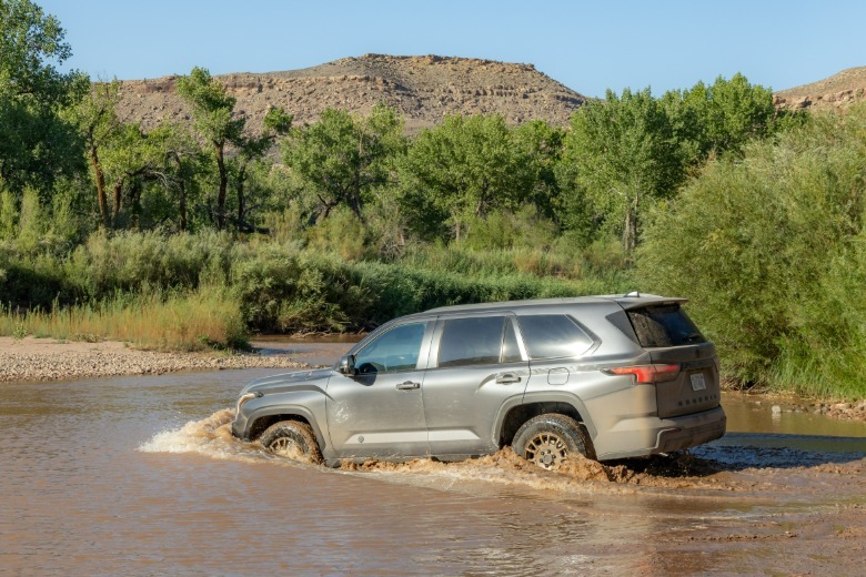 Toyota Sequoia Trailhunter brodi po vodi