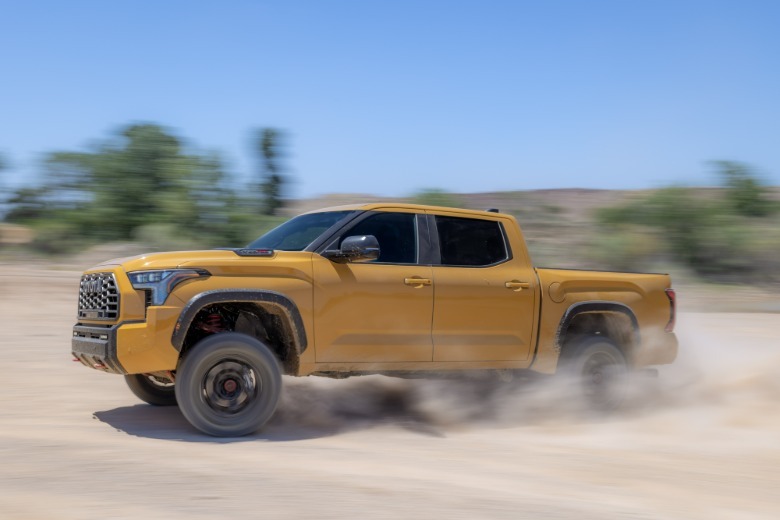 Stranski pogled na rumeno Toyoto Tundra TRD Pro, ki pluje po zemlji