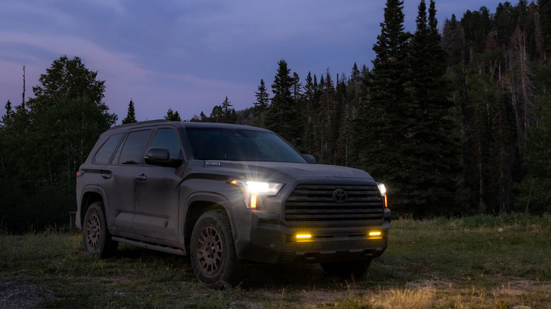 2027 Toyota Sequoia Trailhunter spredaj 3/4 noč