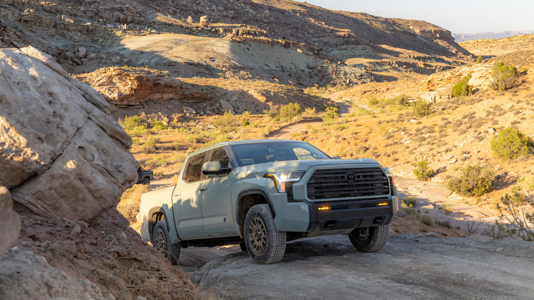 2027 Toyota Tundra Trailhunter, ki se plazi po cesti