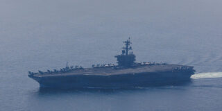 Trumpova administracija prikriva resnični razlog, zakaj USS Abraham Lincoln ni bila oskrbljena: ker je Iran razstrelil oskrbovalno bazo