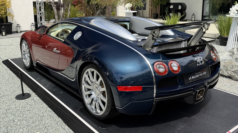 Pogled od zadaj 3/4 na oranžno-moder Bugatti Veyron