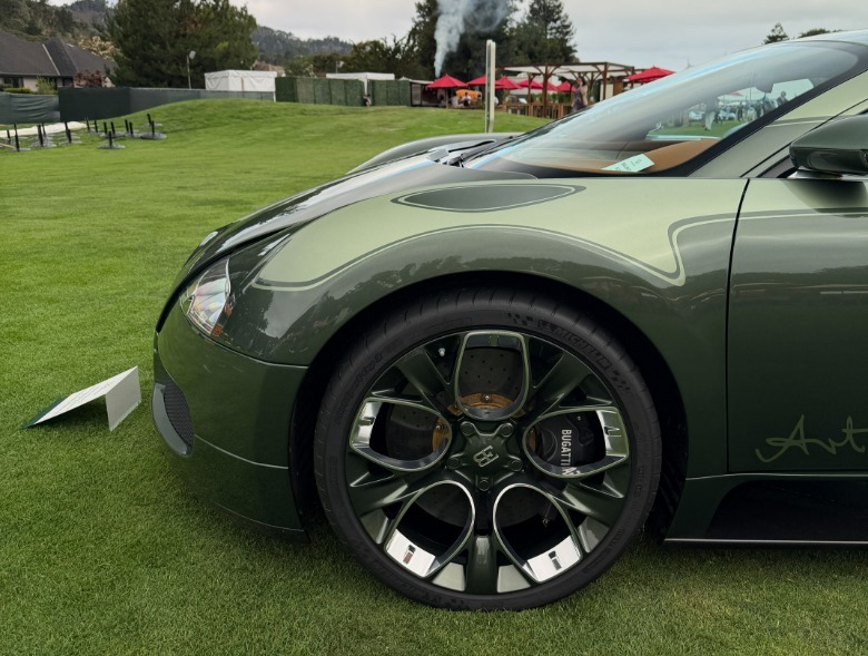 Sprednja kolesa zelenega Bugatti Veyrona