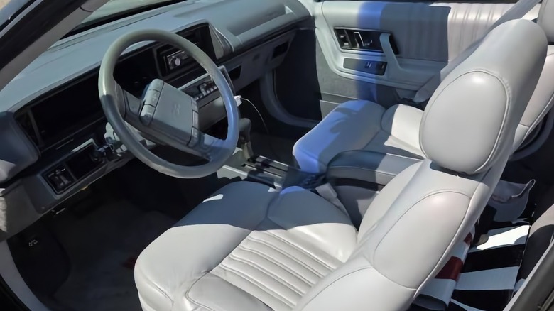 Slika sprednjih sedežev in armaturne plošče Oldsmobile Cutlass Supreme iz leta 1991