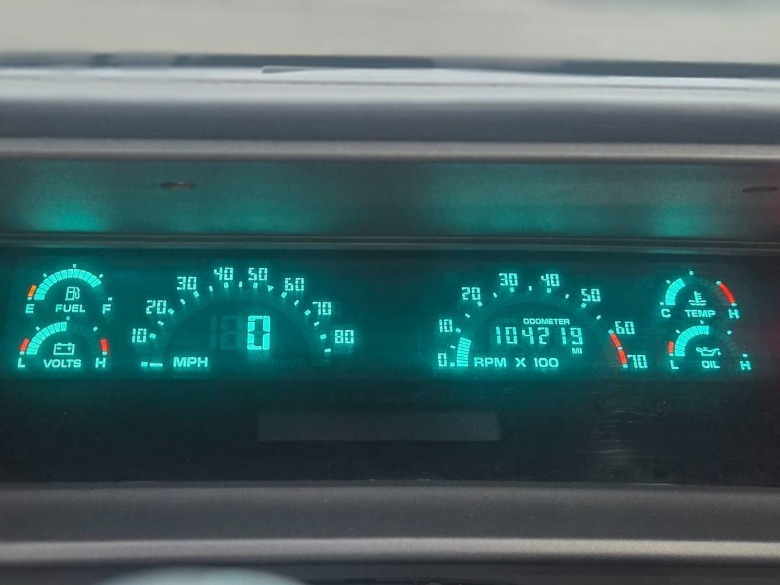 Slika grozda konvertibilnih digitalnih merilnikov Olds Cutlass Supreme iz leta 1991