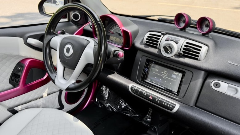 Rožnata armaturna plošča Brabus Smart ForTwo