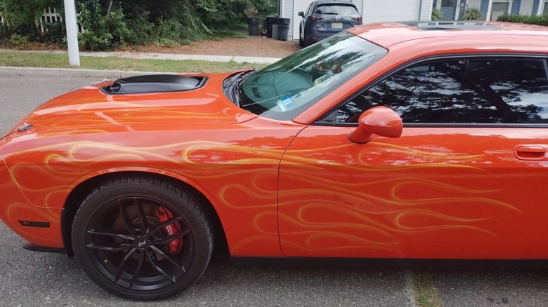 Po meri Dodge Challenger R/T 2010 s podrobnostmi o barvah z ognjem