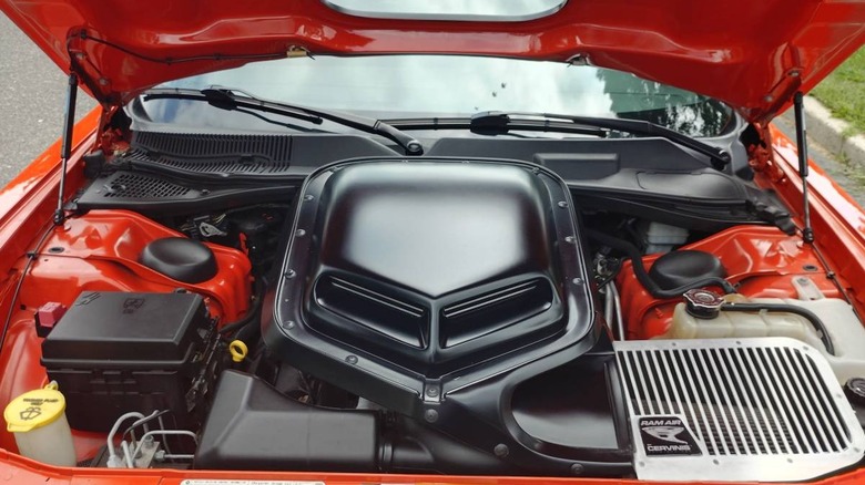 Motorni prostor Dodge Challenger R/T po meri 2010 s sliko pokrova motorja