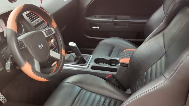 Slika voznikovega sedeža Dodge Challenger R/T iz leta 2010 po meri