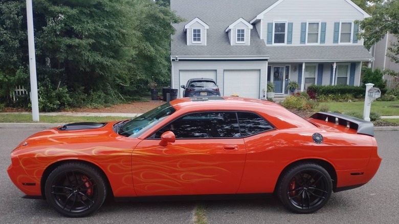 Slika voznikove strani Dodge Challenger R/T po meri 2010