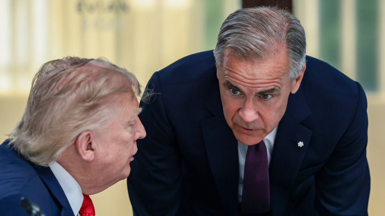 Ameriški predsednik Donald Trump govori s kanadskim premierjem Markom Carneyjem na delovnem kosilu z voditelji G7 in Bližnjega vzhoda, 16. junija 2026 v Evian-les-Bainsu v Franciji