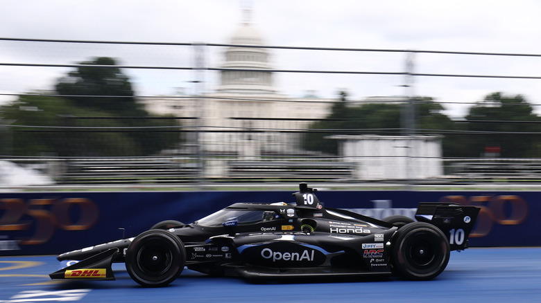 Alex Palou, voznik #10 Open AI Chip Ganassi Racing Honda vozi med treningom za NTT INDYCAR Series Freedom 250 22. avgusta 2026 v Washingtonu, DC.