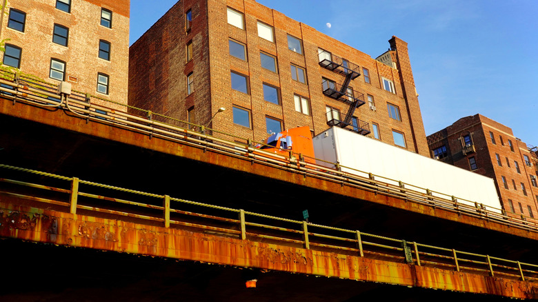 Brooklyn, NY, ZDA – 16. junij 2024: New York po 80 letih težke vsakodnevne uporabe načrtuje zamenjavo rjavečega ikoničnega trojnega konzolnega odseka hitre ceste Brooklyn-Queens v Brooklyn Heights.
