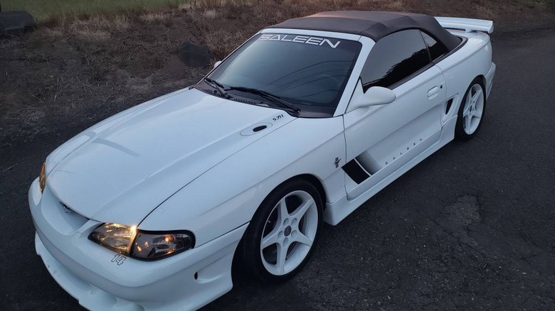 1994 Saleen Mustang S351 homage pogled od spredaj s sliko na vrhu