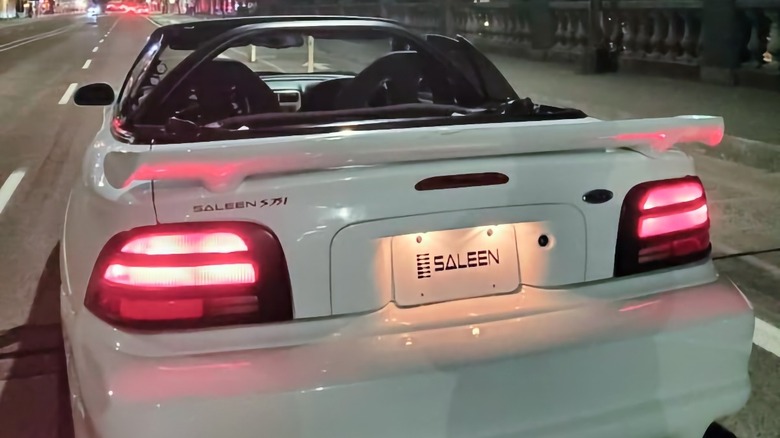 1994 Saleen Mustang S351 homage zadnji del ponoči