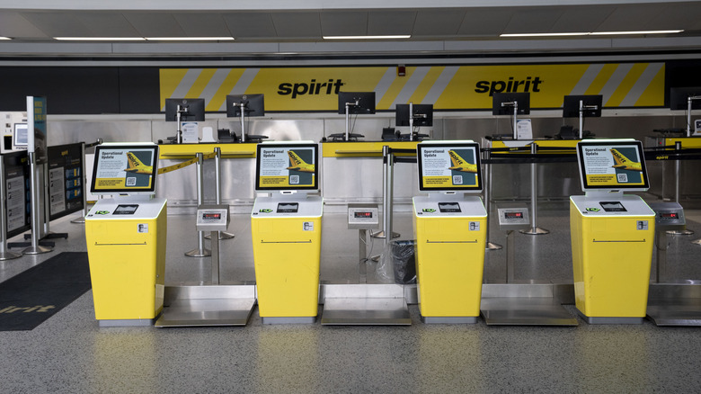 Okenec letalske družbe Spirit Airlines na letališču Detroit Metro je zaprt, potem ko se je letalska družba čez noč 2. maja 2026 zaprla v Romulusu v Michiganu.