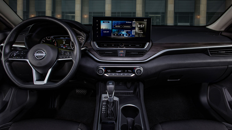 Notranjost Nissan Altima letnik 2025.