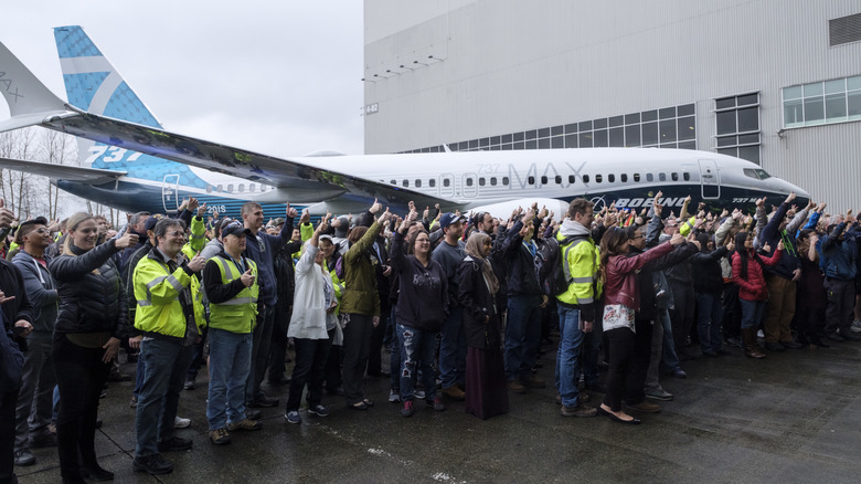 Boeingovi zaposleni praznujejo prvi testni let letala 737 Max 7 vse do leta 2018