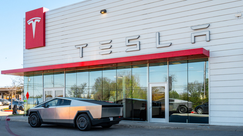 Tesla Cybertruck, parkiran pred trgovino Tesla v Austinu v Teksasu.