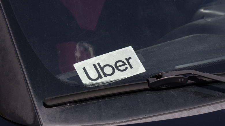 Znak Uber stoji na vetrobranskem steklu avtomobila za souporabo prevoza.