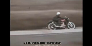 Osvežite tehnike motociklističnih dirk s šestkratnim zmagovalcem otoka Man Geoffom Dukom v tem filmu iz 1960-ih: Kaj se pretaka