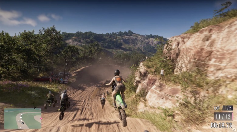 Posnetek zaslona iz predogleda GTA VI, ki prikazuje motokros dirke