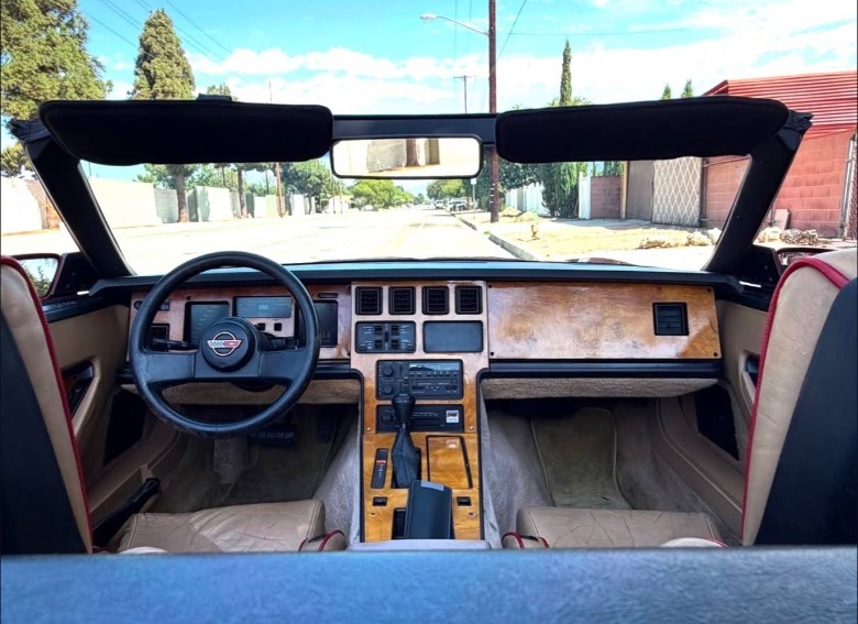 Slika armaturne plošče kabrioleta Chevy Corvette iz leta 1986