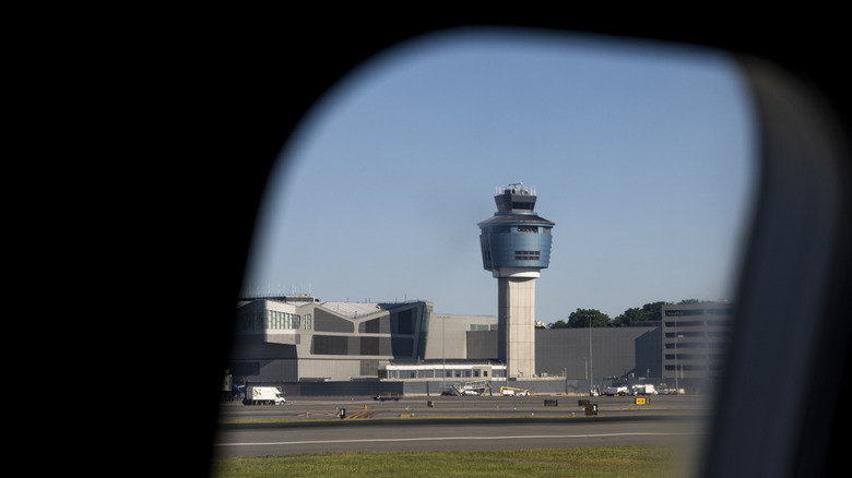 Stolp kontrole zračnega prometa (ATC) na letališču LaGuardia (LGA) v Queensu 3. junija 2026 v New Yorku.