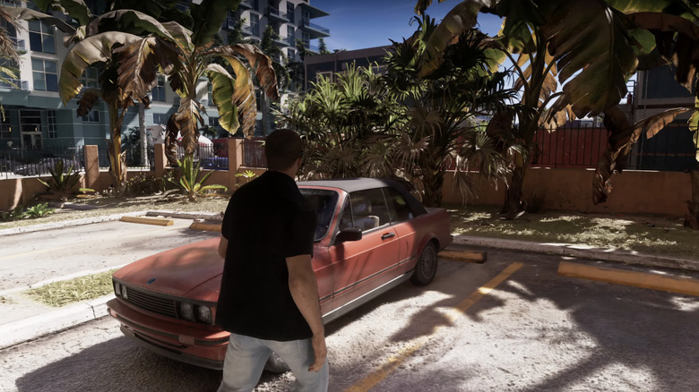 Jason, ki hodi do svojega rdečega kabrioleta, podobnega E30, v GTA6.