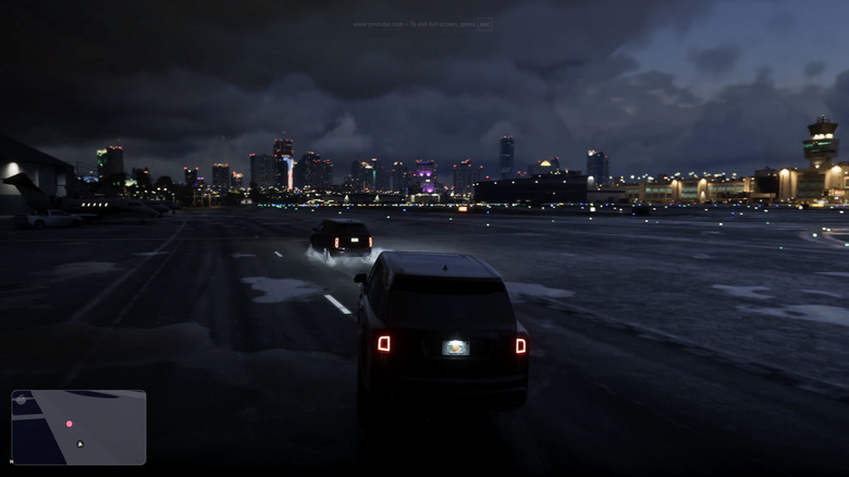 Črni SUV, podoben Rolls-Royceu Cullinan, v konvoju zapelje z letališke steze v GTA6.