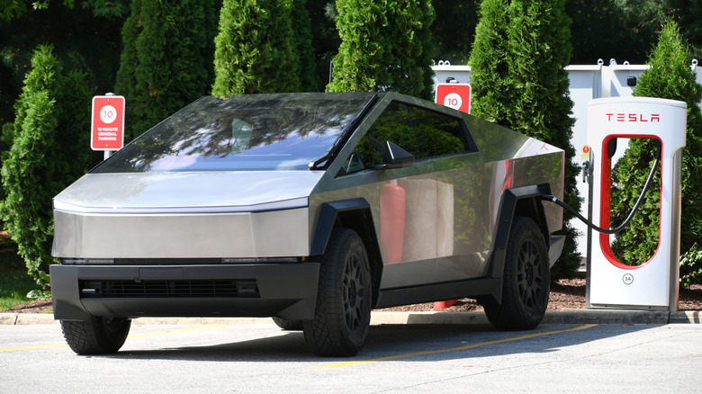 Električno vozilo Tesla Cybertruck EV je priključeno in se polni. Staunton, VA 12. maj 2024