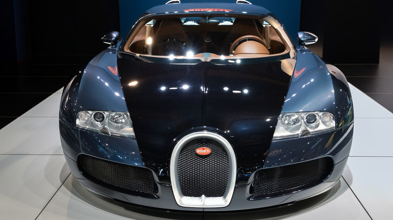 Bugatti Veyron parkiran na stojalu